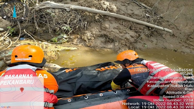 Evakuasi korban terseret arus sungai yang ditemukan tewas mengapung di Rohul, Riau (Dok. SAR Pekanbaru)