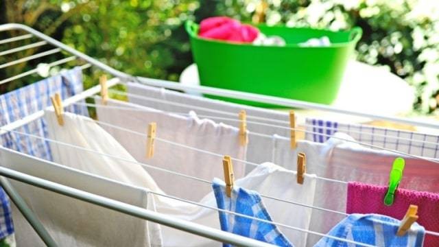 Ilustrasi membalik pakaian saat menjemur. Foto: Shutterstock