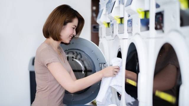 Ilustrasi tips mencuci pakaian hitam agar warna tetap pekat. Foto: Shutterstock