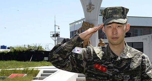 Son Heung-min saat wajib militer. Foto: Tim media Tottenham Hotspur