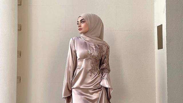 Ilustrasi model dress satin untuk hijabers. Foto: Instagram.com/onlydila