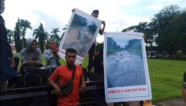 Tuntut Perbaikan Jalan Desa, Warga Mendalok Demo ke Kantor Bupati Mempawah (1)