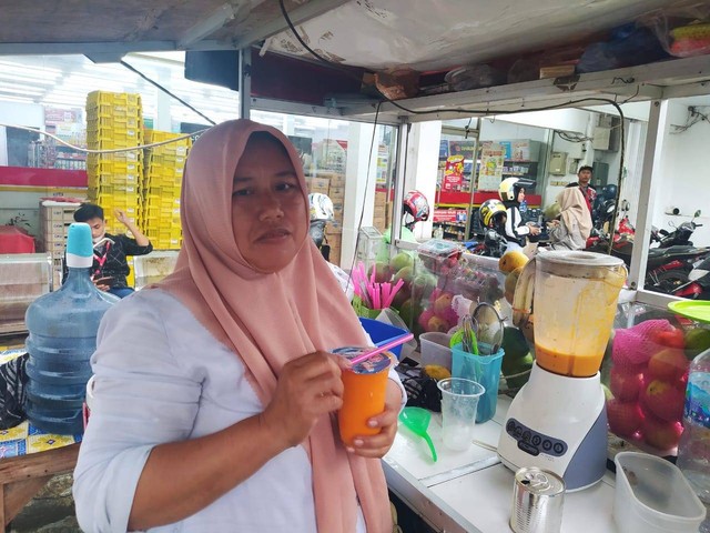 Kusmawati, penjual jus yang menjadi mitra UKM Alfarmat. Foto: Istimewa