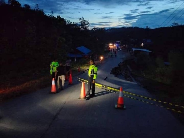 Jalan nasional Palangka Raya-Kuala Kurun saat ditutup dan dijaga polisi. (FOTO: Dokumen Polisi)