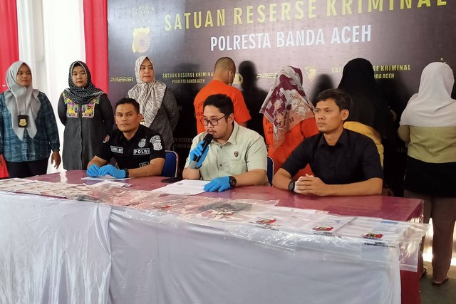 Satreskrim Polresta Banda Aceh membongkar jaringan prostitusi online di kawasan Aceh Besar dan Banda Aceh. Foto: Dok. Istimewa