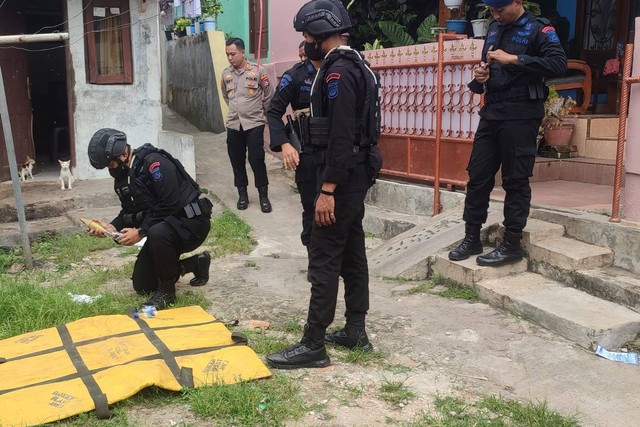 Sebuah mortir ditemukan di dalam rumah seorang nenek bernama Arsinah (98) di Kota Serang, pada Rabu (19/10). Foto: Dok. Istimewa
