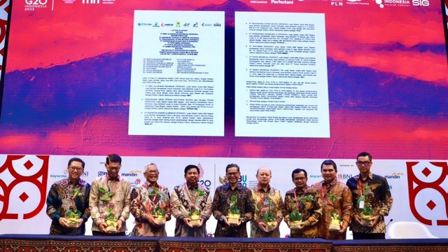 Pertamina saat signing MoU on the acceleration of the battery-based electric vehicle program in state owned enterprises. Foto: Dok. Pertamina
