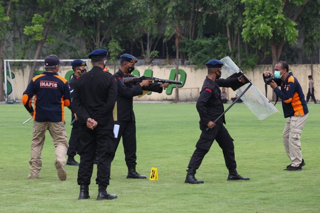 Polisi melakukan rekonstruksi tragedi Stadion Kanjuruhan, Malang, di Polda Jawa Timur, Surabaya, Jawa Timur, Rabu (19/10/2022). Foto: Didik Suhartono/ANTARA FOTO