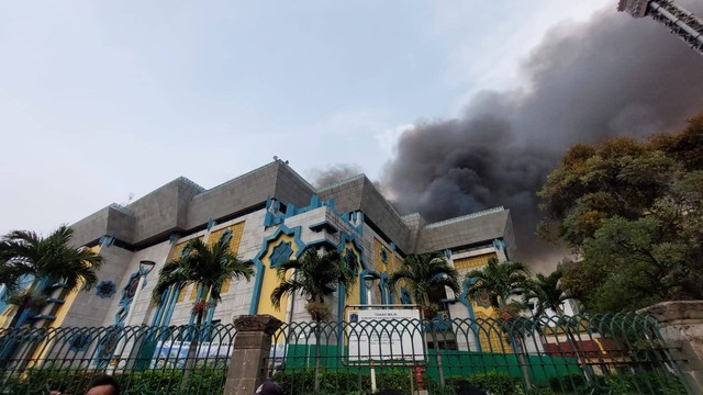 Kebakaran di Jakarta Islamic center, Rabu (19/10/2022). Foto: Fachrul Irwinsyah/kumparan