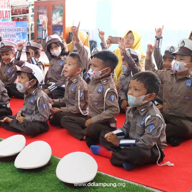 Ket: Ket: Antusiasme Polisi-Polisi Cilik Simak Safari Dongeng Inspiratif Dompet Dhuafa Lampung Bersama Kak Bimo di TK Kemala Bhayangkari 23 (Dokumentasi DD Lampung/Latifah Lustikasari)