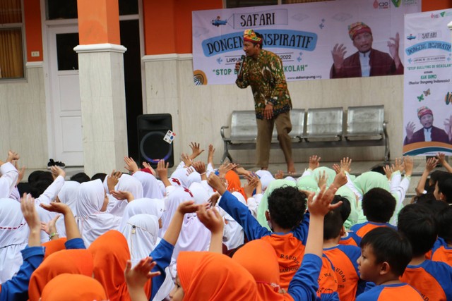 Ket: Antusiasme 440 Siswa SD Ar Raudah Ikuti Kegiatan Safari Dongeng Inspiratif Dompet Dhuafa Lampung Bersama Kak Bimo (Dokumentasi DD Lampung/ Latifah Lustikasari)