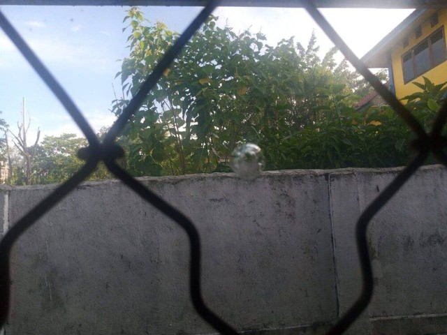 Penampakan kaca jendela kantor Dinas Pemberdayaan Masyarakat Desa (DPMD) Muna yang pecah mirip lubang tertembus peluru, pada Selasa (18/10). Foto: Ist
