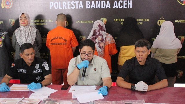 Polresta Banda Aceh menahan empat orang muncikari yang diduga terlibat dalam praktik prostitusi online. Foto: Dok. Polisi 