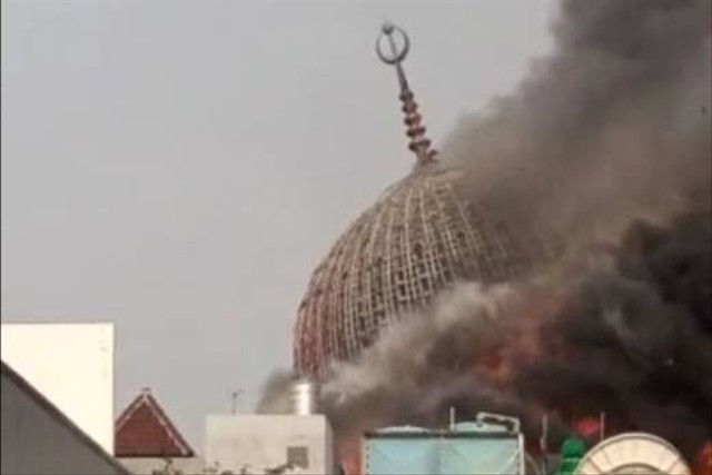 Kubah Masjid Raya Jakarta Islamic Center (JIC) ambruk terjadi kebakaran di Jakarta Utara, Rabu (19/10/2022). Foto: Sudin Gulkarmat Jakarta Utara/HO ANTARA