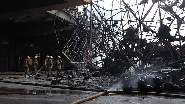 Kondisi area di Masjid Jakarta Islamic Center (JIC) yang terbakar, pada Rabu (19/10/2022). Foto: Fachrul Irwinsyah/kumparan