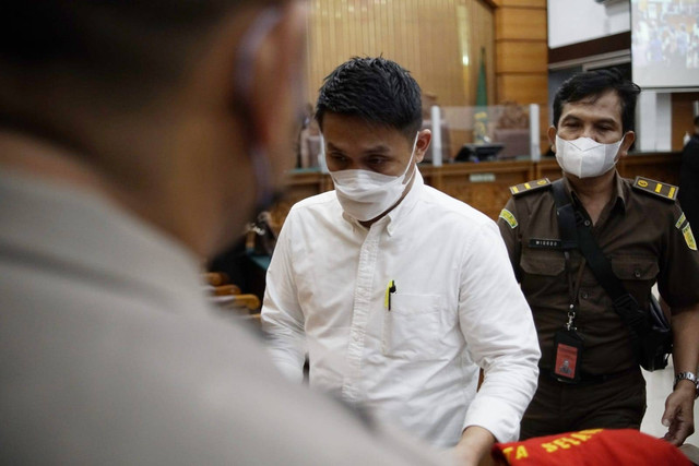 Terdakwa kasus obstruction of justice atau upaya menghalangi penyidikan kasus pembunuhan berencana Brigadir J, Chuck Putranto usai menjalani sidang di PN Jakarta Selatan, Jakarta, Rabu (19/10/2022). Foto: Jamal Ramadhan/kumparan