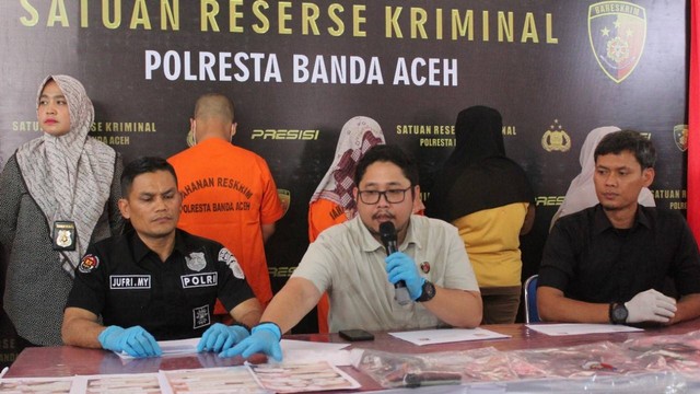 Kasatreskrim Polresta Banda Aceh Kompol Fadillah Aditya Pratama merilis pengungkapan praktik prostitusi online di Banda Aceh dan Aceh Besar, Rabu (19/10). Foto: Dok. Polisi