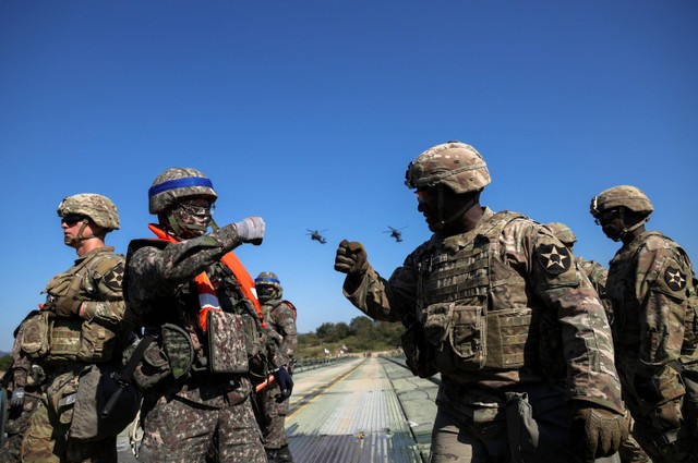 Tentara Korea Selatan dan AS ambil bagian dalam latihan operasi penyeberangan sungai bersama di Yeoju, Korea Selatan. Foto: Kim Hong-Ji/REUTERS