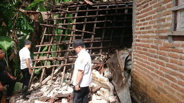 Dapur Warga Tulungagung Roboh Akibat Tanah Gerak