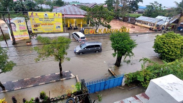 Suasana banjir di Kabupaten Tolitoli, Sulawesi Tengah yang menggenangi permukiman warga dan perkantioran daerah setempat, pada Rabu sore (19/10). Foto: Istimewa