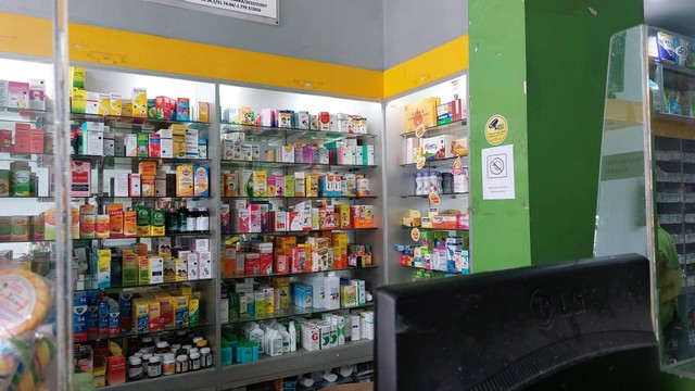 Persediaan obat sirup di Apotek K24 Pasar Minggu pada Rabu (19/10) pukul 13.00 WIB. Foto: Aniesa Rahmania/kumparan