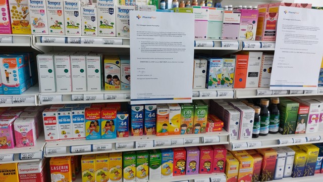 Persediaan obat sirup di Apotek Pharma Plus Kemang pada Rabu (19/10). Foto: Aniesa Rahmania/kumparan