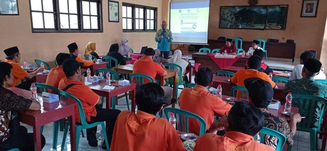 UMP Latih Perangkat Desa Gumelem Tentang Legal Drafting di Banjarnegara