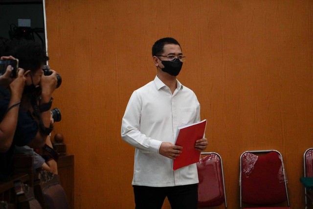 Terdakwa kasus obstruction of justice atau upaya menghalangi penyidikan kasus pembunuhan Brigadir Yosus, Irfan Widyanto menjalani sidang dakwaan di PN Jakarta Selatan, Jakarta, Rabu (19/10/2022). Foto: Jamal Ramadhan/kumparan