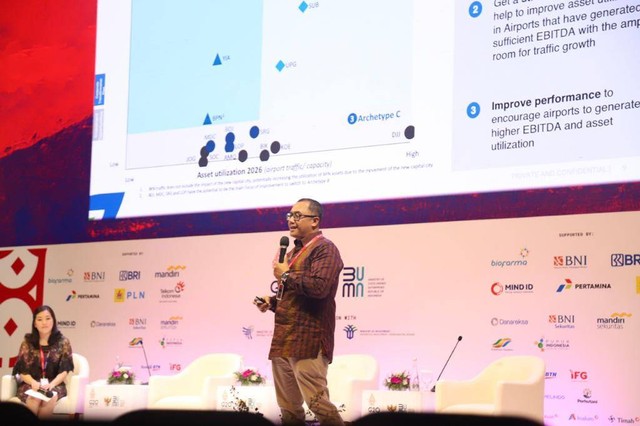 Direktur Pengembangan Usaha PT Angkasa Pura I Dendi T. Danianto tengah menyampaikan paparan dalam kegiatan SOE International Conference di Nusa Dua, Bali, Selasa (18/10/2022). Foto: Dok. Angkasa Pura I