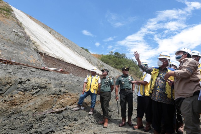 Menteri Pekerjaan Umum dan Perumahan Rakyat (PUPR) Basuki Hadimuljono (dua kanan) melihat perkembangan pembangunan bendungan Rukoh di Kabupaten Pidie, Aceh, Rabu (19/10/2022). Foto: Irwansyah Putra/ANTARA FOTO