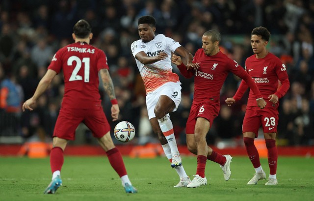 Ben Johnson dari West Ham United duel dengan Thiago Alcantara dari Liverpool saat pertandingan di Anfield, Liverpool, Inggris. Foto: Phil Noble/Reuters