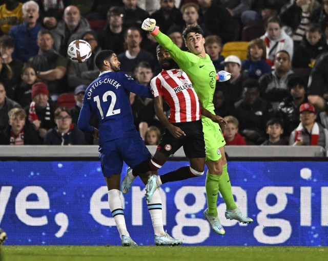 Kepa Arrizabalaga dan Ruben Loftus-Cheek dari Chelsea duel dengan Rico Henry dari Brentford saat pertandingan di Brentford Community Stadium, London, Inggris. Foto: Tony Obrien/Reuters