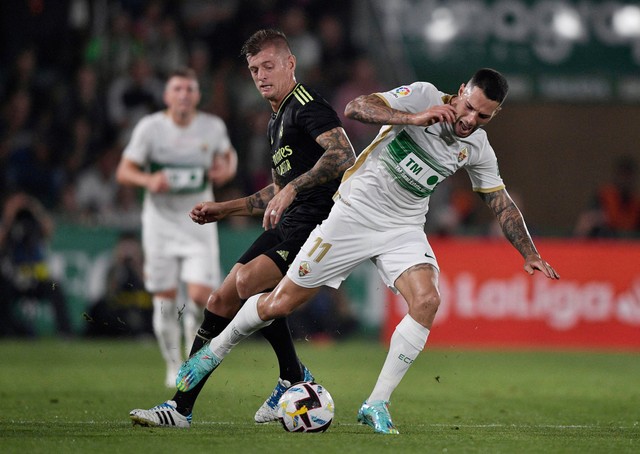 Tete Morente dari Elche duel dengan Toni Kroos dari Real Madrid di Estadio Manuel Martinez Valero, Elche, Spanyol. Foto: Pablo Morano/Reuters