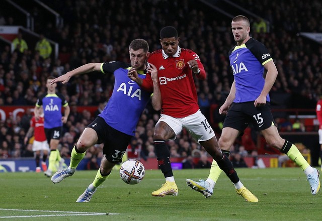 Pemain Manchester United Marcus Rashford duel dengan pemain Tottenham Hotspur Ben Davies dan Eric Dier saat pertandingan di Old Trafford, Manchester, Inggris. Foto: Craig Brough/Reuters