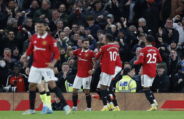 Pemain Manchester United Fred melakukan selebrasi usai mencetak gol pertama mereka dengan Bruno Fernandes, Marcus Rashford dan Jadon Sancho saat pertandingan di Old Trafford, Manchester, Inggris. Foto: Craig Brough/Reuters