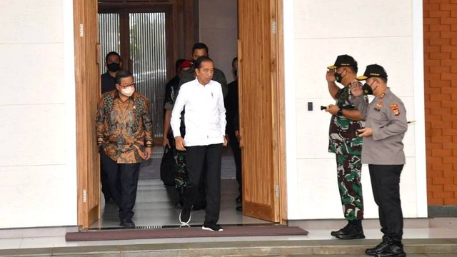 Presiden Jokowi saat berangkat untuk kunjungan kerja ke Provinsi Bangka Belitung, Kamis (20/10/2022). Foto: Rusman/Biro Pers Sekretariat Presiden