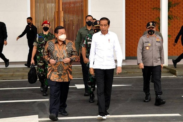 Presiden Jokowi saat berangkat untuk kunjungan kerja ke Provinsi Bangka Belitung, Kamis (20/10/2022). Foto: Rusman/Biro Pers Sekretariat Presiden