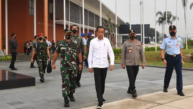Presiden Jokowi saat berangkat untuk kunjungan kerja ke Provinsi Bangka Belitung, Kamis (20/10/2022). Foto: Rusman/Biro Pers Sekretariat Presiden