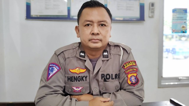 Kanit Gakkum Satlantas Polres Kotawaringin Barat Aipda Hengky Setiawan memberikan penjelasan terkait penggunaan lampu hazard saat berkendara di jalan raya. Foto: Lukman Hakim/InfoPBUN