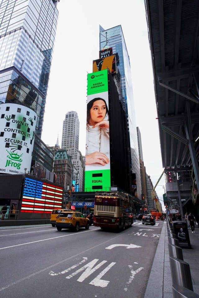 Wajah Raissa Anggiani mejeng di billboard Times Square, New York. Foto: Dok. Istimewa