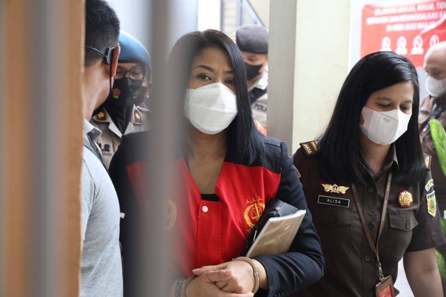 Terdakwa pembunuhan berencana terhadap Brigadir Yosua, Putri Candrawathi menuju ruang sidang Pengadilan Negeri Jakarta Selatan, Kamis (20/10/2022). Foto: Aditia Noviansyah/kumparan