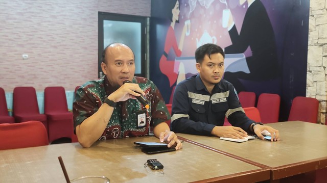 Direktur Operasi dan Usaha PT Dharma Lautan Utama (DLU) Rahmatika Ardianto didampingi Manager Cabang DLU Kumai Agus Supriyanto menggelar press rilis terkait musibah karamnya KM Satya Kencana III. Foto: Lukman Hakim/InfoPBUN