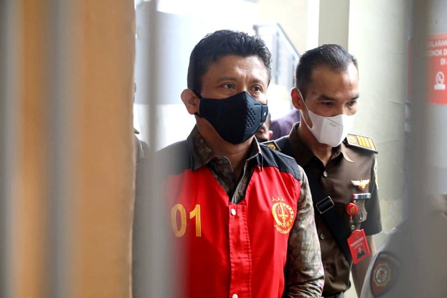 Terdakwa pembunuhan berencana Brigadir Yosua, Ferdy Sambo, menuju ruang sidang di Pengadilan Negeri Jakarta Selatan, Kamis (20/10/2022). Foto: Aditia Noviansyah/kumparan