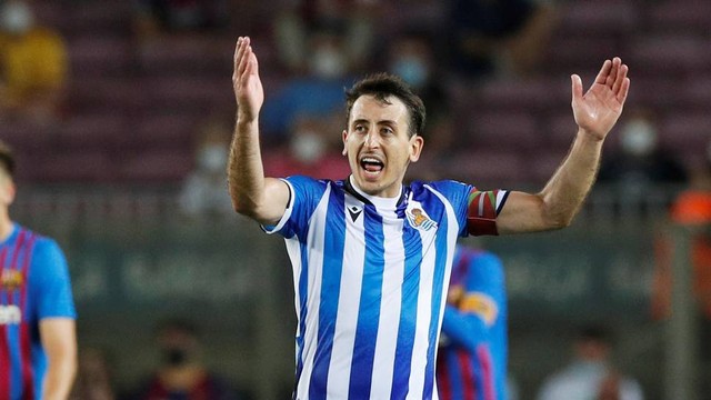 Pemain Real Sociedad Mikel Oyarzabal merayakan gol keduanya saat melawan Barcelona di Camp Nou, Barcelona, Spanyol, Minggu (15/8). Foto: Albert Gea/REUTERS