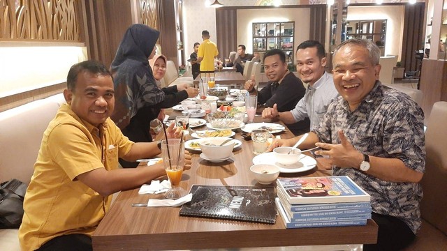 Kepala RSUD Cilacap dr Moch Ichlas Riyanto, MM (paling kiri) dan jajarannya menjamu Dr Aqua Dwipayana (paling kanan) di D'Pillars Resto Jl Katamso Cilacap pada Selasa, 18 Oktober 2022 malam. Foto/Dokumen Dr Aqua