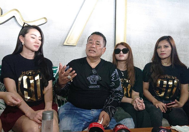 Hotman Paris saat jumpa pers terkait Ulang Tahun ke-63 yang dirayakannya di Bali