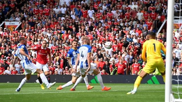 Pemain Manchester United Christian Eriksen menembak ke gawang Brighton and Hove Albion di Old Trafford, Manchester, Inggris. Foto: Toby Melville/Reuters