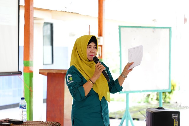 Darwiyanti saat memaparkan materi tentang pentingnya NIB pada pelaku UMKM (Sumber : Humas Unmuh Jember).