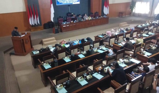 Suasana saat rapat paripurna di Gedung DPRD Kabupaten Kuningan, Jawa Barat. (Andri)