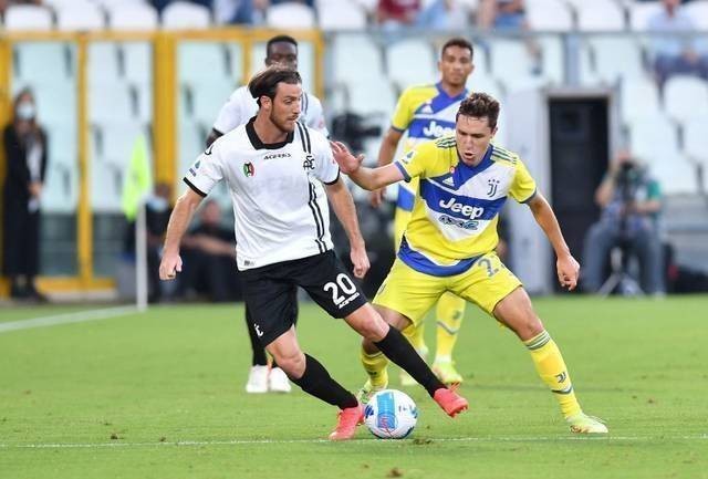 Pemain Spezia Simone Bastoni duel dengan pemain Juventus Federico Chiesa saat pertandingan di Stadio Alberto-Picco, La Spezia, Italia. Foto: Jennifer Lorenzini/Reuters